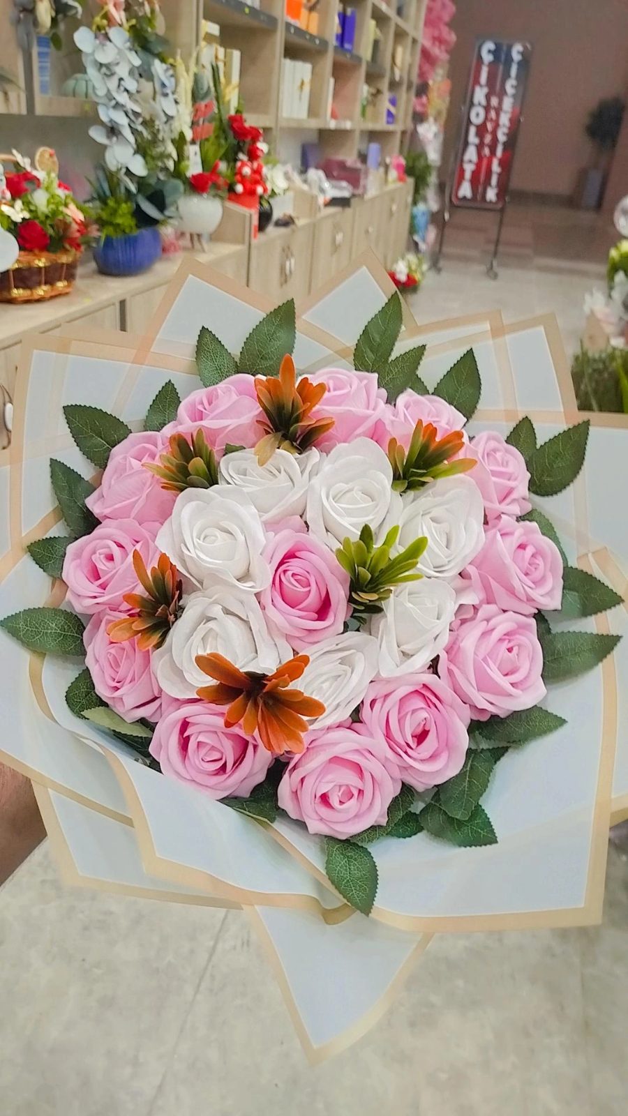 Büyük boy pembe ve beyaz kadife gül buketi